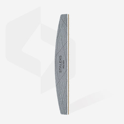 Pilă de unghii semilună STALEKS SMART 40, cu două fețe abrazive 80/100 pentru prelucrarea materialului artificial, prezentată integral pe fundal deschis.