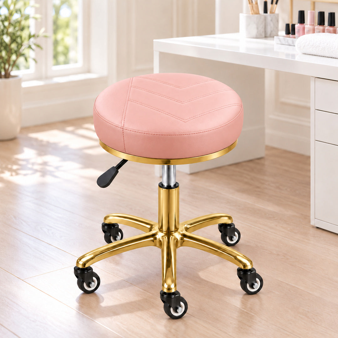 Scaun cosmetică DIVA Gold roz cu bază aurie, prezentat într-un salon beauty modern pentru manichiură, gene și proceduri cosmetice
