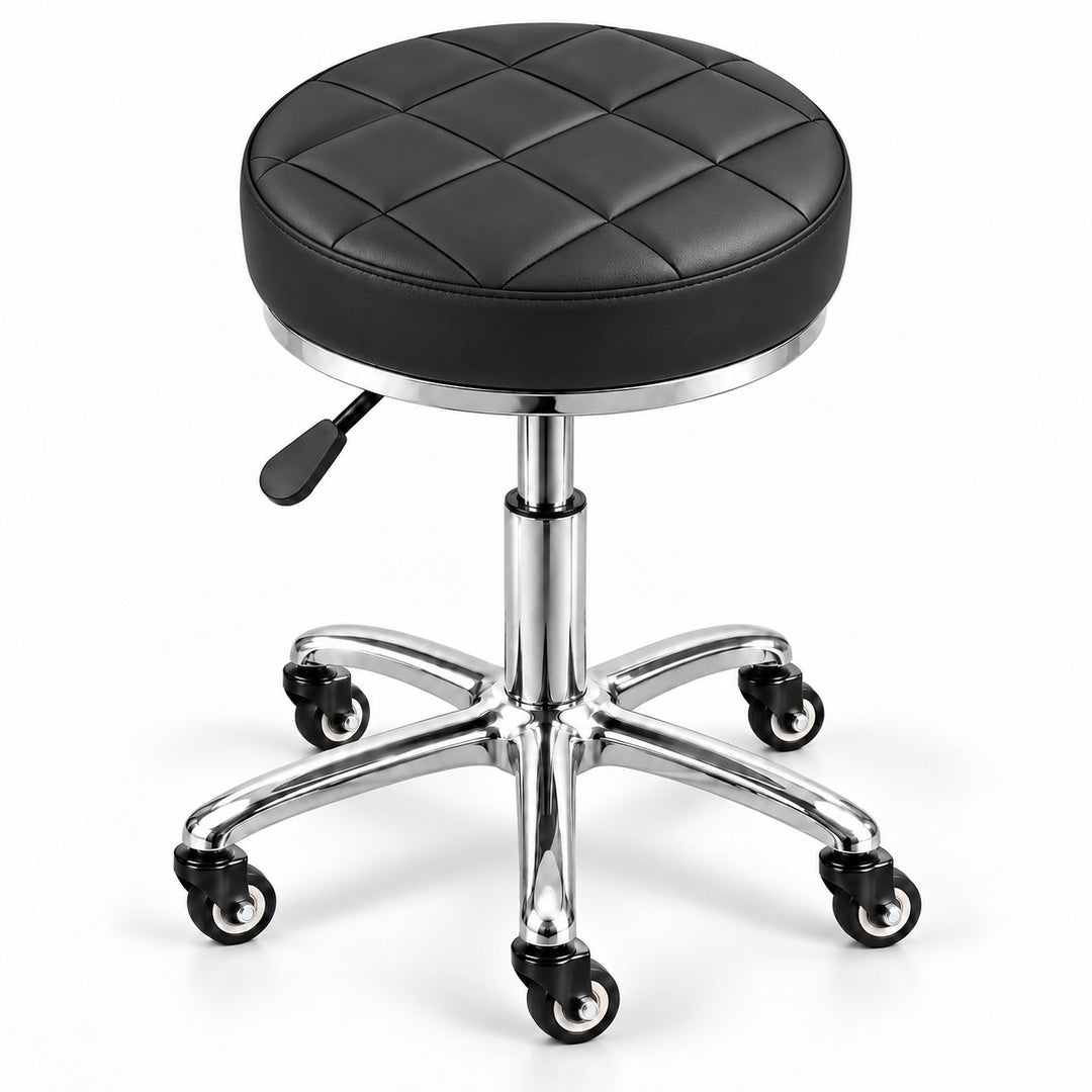 Scaun cosmetică DIVA Platinum negru, cu șezut rotund capitonat în pătrățele, bază argintie cromată, cinci roți și manetă laterală neagră, pe fundal alb.