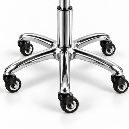 Bază metalică argintie cromată cu cinci brațe curbate și roți pivotante negre cu inel alb, detaliu al scaunului de cosmetică DIVA Platinum.