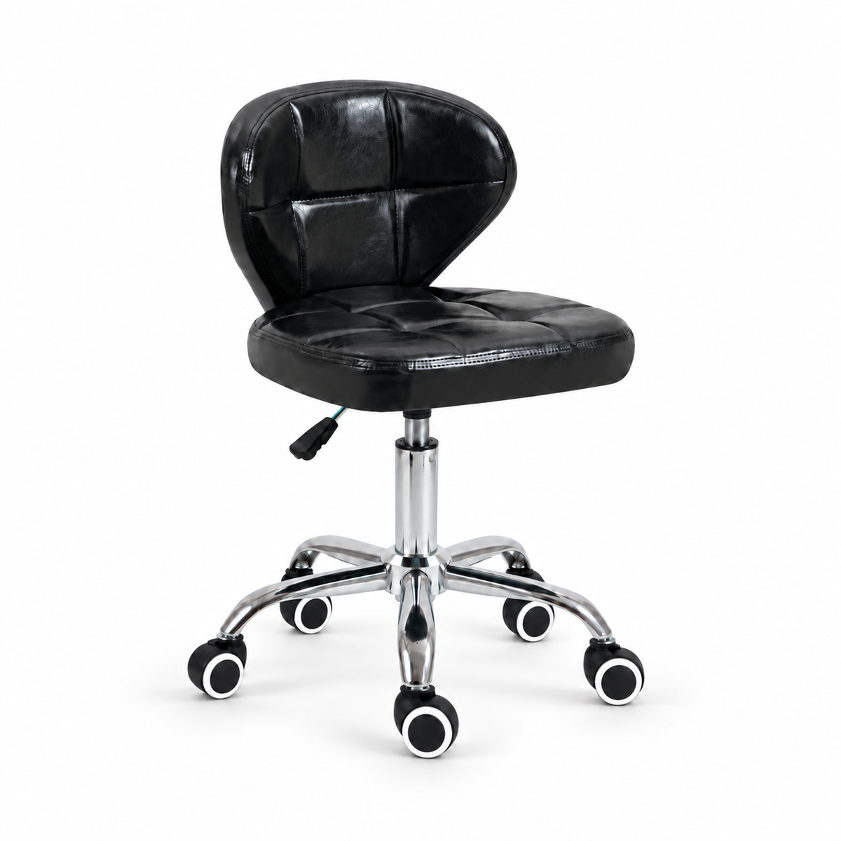 Scaun negru pentru salon, cu spătar și șezut tapițate, tijă telescopică, bază cromată și roți alb-negru, vedere oblică
