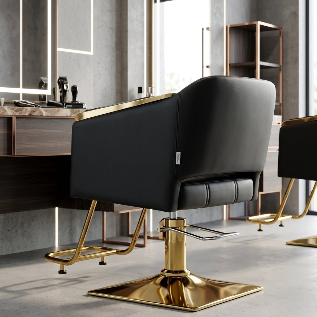 Scaunul de frizerie Pikos Gold vazut din spate in interiorul unui salon, evidentiand finisajele elegante si tapiteria neagra.
