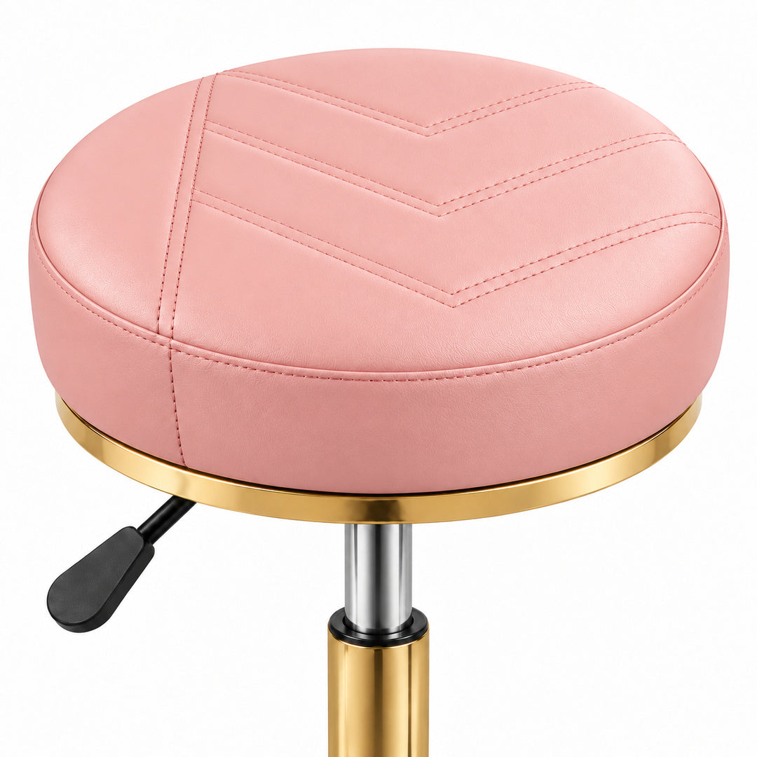 Detaliu șezut rotund capitonat roz din piele ecologică, cu cusături decorative și margine aurie, Scaun Cosmetică DIVA Gold
3.