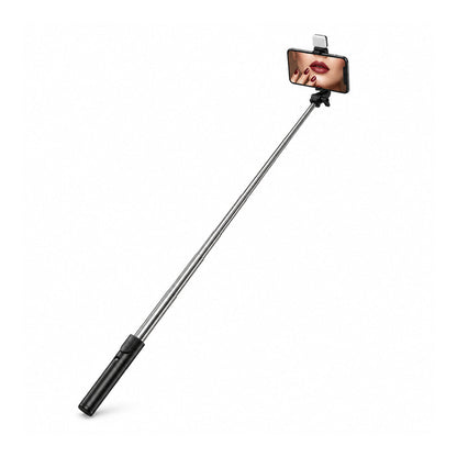 Selfie stick cu tijă telescopică extinsă și telefon montat orizontal, prezentat în poziție înclinată.