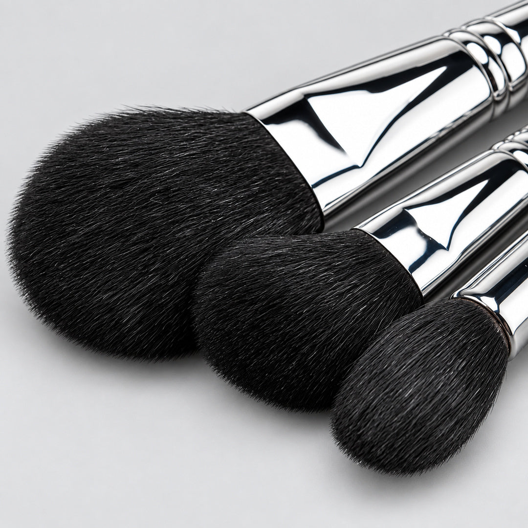 Detaliu pensule profesionale Silver Touch pentru pudră, blush și iluminator, cu forme rotunjite, fire negre și finisaj a