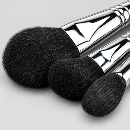 Detaliu pensule profesionale Silver Touch pentru pudră, blush și iluminator, cu forme rotunjite, fire negre și finisaj a