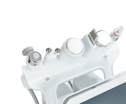 Prim-plan cu aplicatoarele metalice pentru radiofrecventa si crioterapie ale aparatului multifunctional Hydrafacial.
