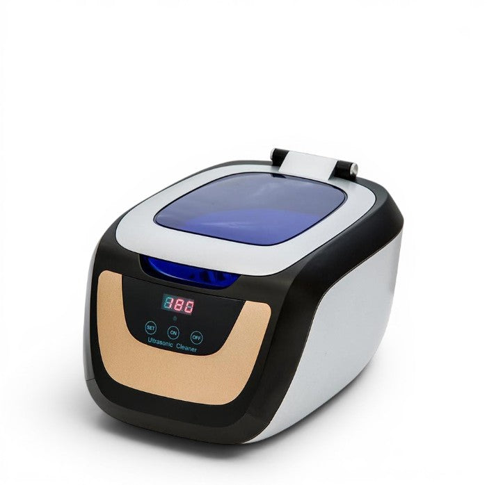 Sterilizator Ultrasonic Profesional CE 5700A | Capacitate 750 ml | Display Digital inchis, prezentand carcasa alb-negru cu panou frontal auriu si capac albastru transparent.
