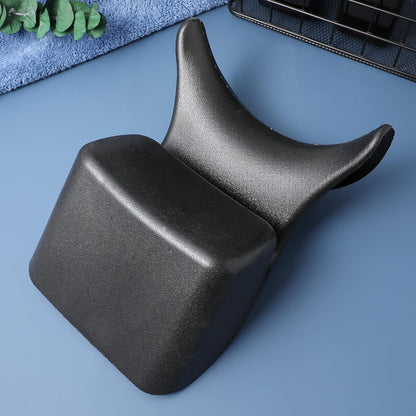 Suport ergonomic pentru gat destinat scafelor de coafor si frizerie, fotografiat de sus pe un fundal albastru modern.
