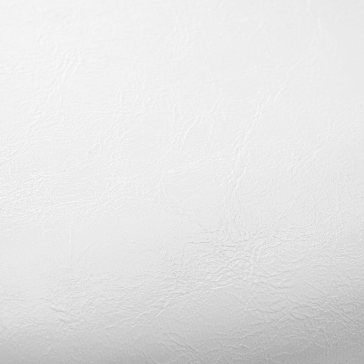 Fotografie macro de detaliu ce evidentiaza textura fina, mata si calitatea materialului din piele ecologica alba a pernei pentru suportul de mana.