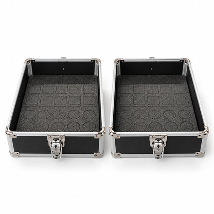 Doua compartimente intermediare identice ale trolerului cosmetic negru, prezentate deschise, fiecare cu insertie din spuma cu decupaje patrate si rotunde pentru recipiente compatibile. Pereti interiori negri, margini metalice argintii si inchideri cu cheie.