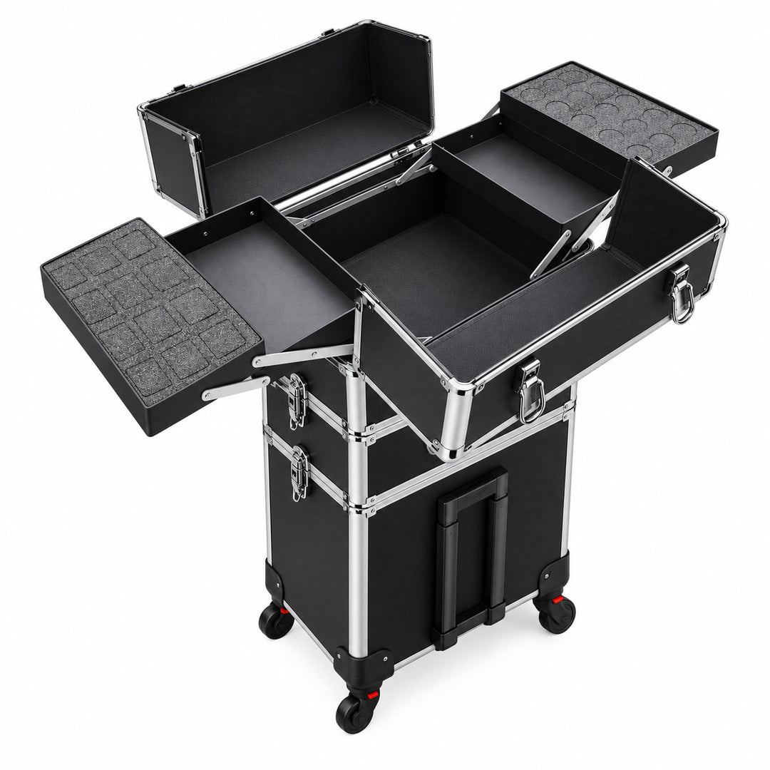 Troler profesional make-up negru cu modulul superior deschis, patru tavite extensibile pe doua niveluri si spatiu central pentru cosmetice. Tavitele superioare au insertii din spuma cu decupaje patrate si rotunde, iar cele inferioare au baza simpla pentru pensule si palete.