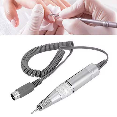 Demonstratie de utilizare a mandrinei de schimb in salon pentru stilizarea cuticulelor, evidentiind cablul gri spiralat si conectorul robust.